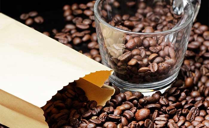 Bolsa con café en grano listo para almacenar